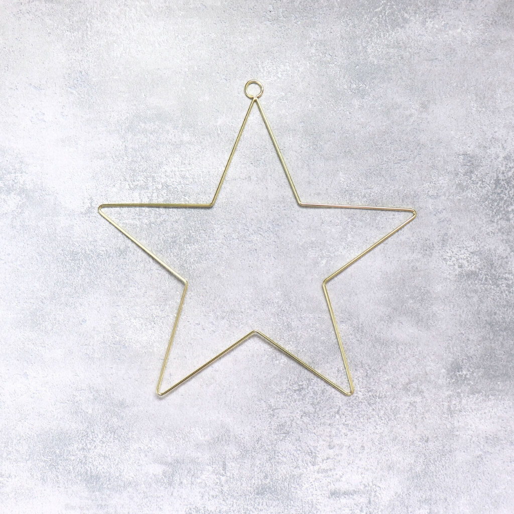 Kovová dekorační hvězda s očkem – zlatá, průměr 28 cm, elegantní kovová dekorace